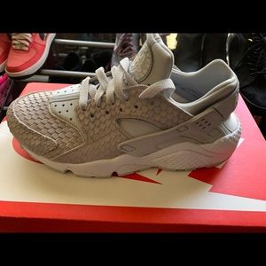 Nike Huaraches size 7 Womens